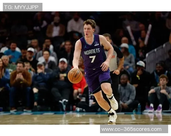 克尼佩尔半场表现亮眼三分球命中率高积极拼抢前场篮板贡献10分